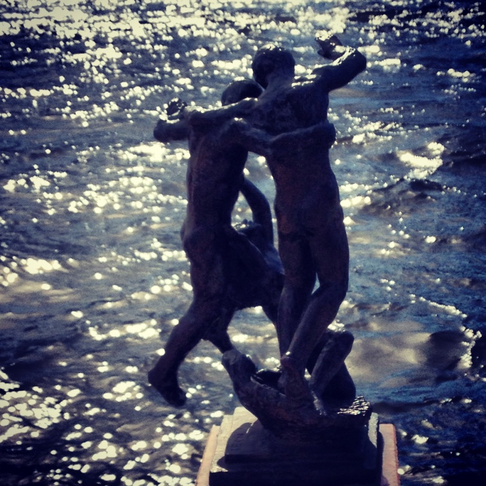 Sculpture_by_the_water